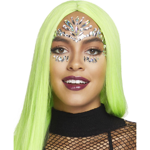 Gros plan d'un visage portant le bijou adhésif en strass irisés autour des yeux, perruque verte fluo, accessoire de fête scintillant réutilisable