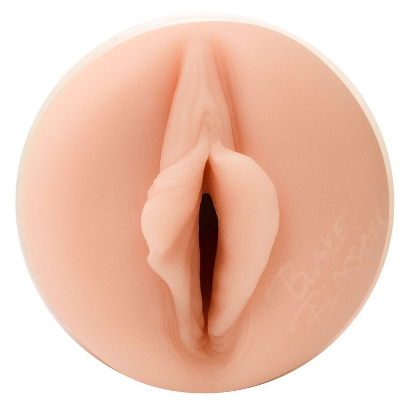 Gros plan frontal sur l'orifice vaginal realiste du masturbateur Fleshlight, levres moulees detaillees en matiere chair, entree du canal interne texture enveloppant.