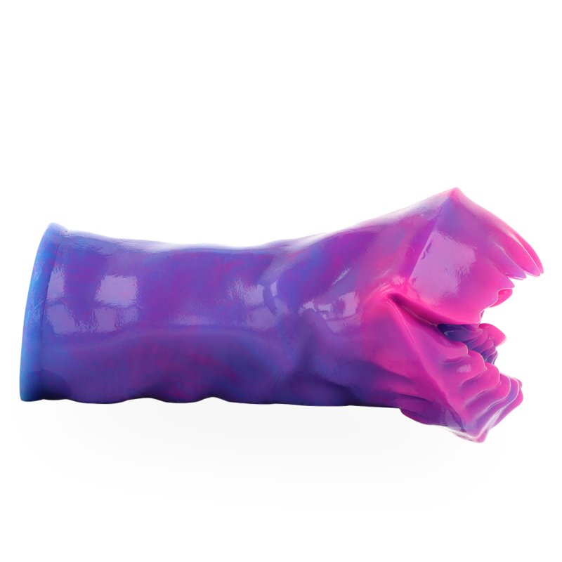 Masturbateur Eris en silicone rose et violet couche de profil, surface marbree texturee. Ouverture dentelee fantasy enveloppante, format ergonomique inspire de la mythologie grecque.