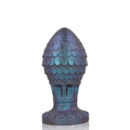 Plug anal œuf de dragon en silicone aux reflets bleu vert irises, forme bulbeuse ecailleuse sur col etroit, vue de face d un modele fantasy texture.