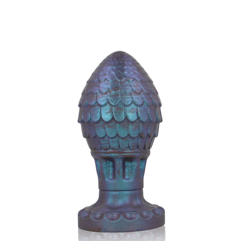 Plug anal œuf de dragon en silicone aux reflets bleu vert irises, forme bulbeuse ecailleuse sur col etroit, vue de face d un modele fantasy texture.