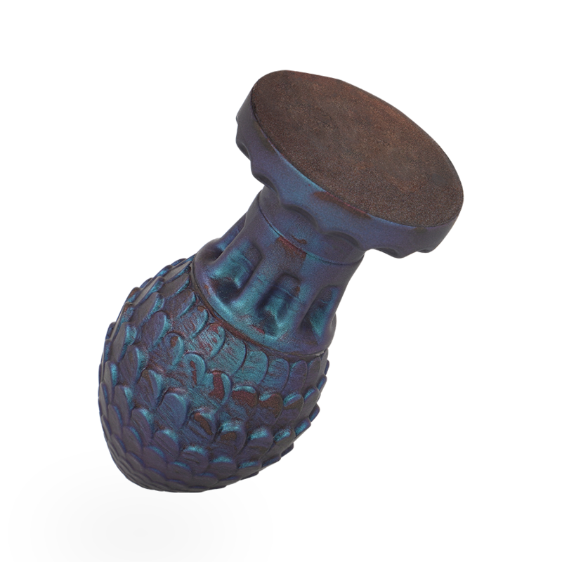Vue plongeante du plug œuf de dragon montrant sa base evasee et son col, ecailles bleu vert irisees, silicone souple fantasy pour une insertion confortable.
