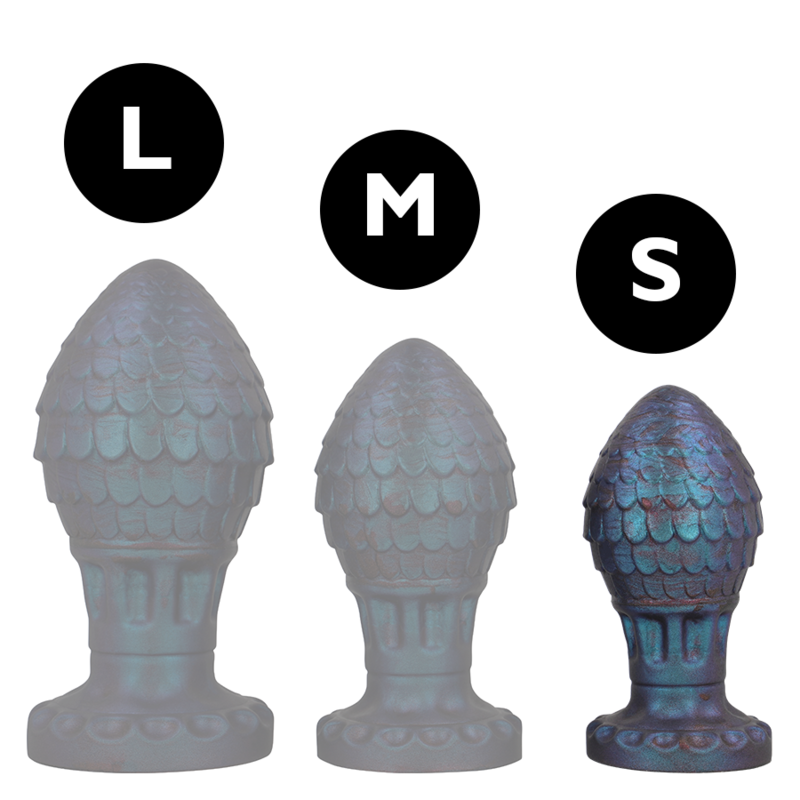 Comparatif des trois tailles L, M et S du plug œuf de dragon en silicone ecailleux gris bleute, formes bulbeuses sur cols evases pour une prise sure.