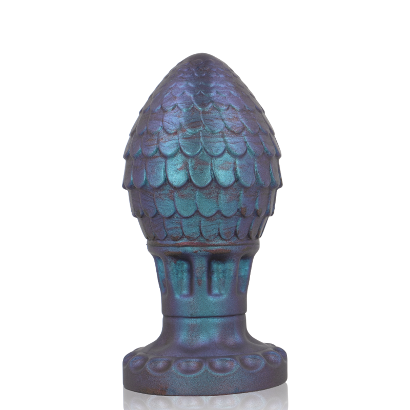 Plug anal œuf de dragon en silicone ecailleux bleu vert vu de face, forme bulbeuse symetrique sur col fin et base, texture coquille pour une prise sure.
