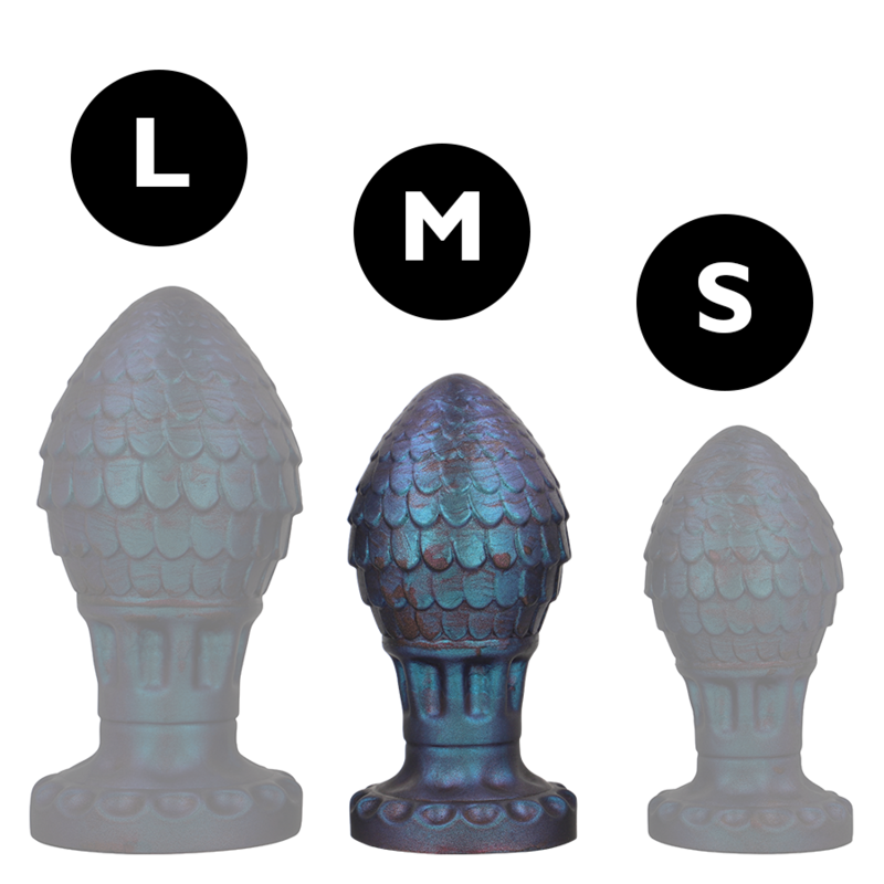 Comparatif des tailles L, M et S du plug œuf de dragon en silicone ecailleux gris bleute, formes bulbeuses graduees sur cols evases pour chaque niveau.