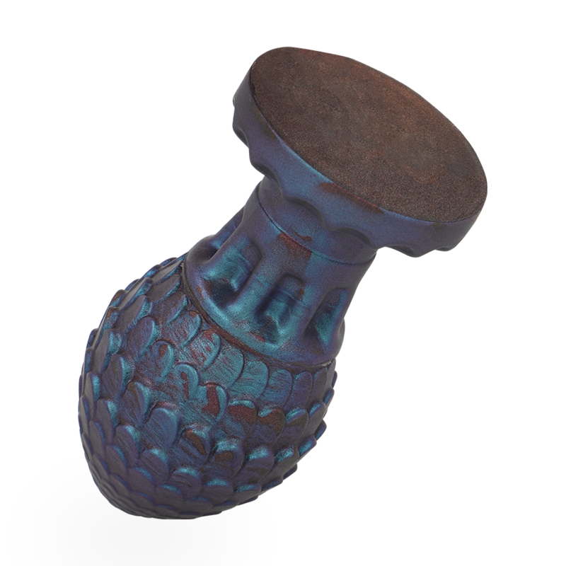 Vue plongeante du plug œuf de dragon montrant base evasee et corps bulbeux, ecailles bleu vert irisees, silicone souple fantasy pour insertion confortable.