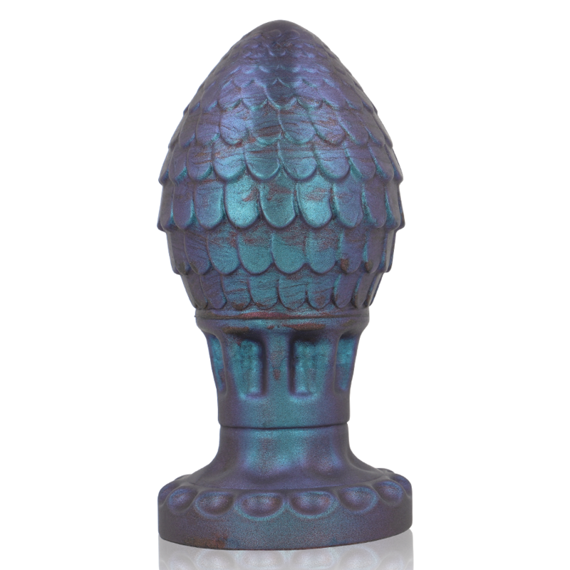 Plug anal œuf de dragon en silicone ecailleux bleu vert vu de face, forme bulbeuse sur col fin et base evasee, texture coquille pour une prise sure.