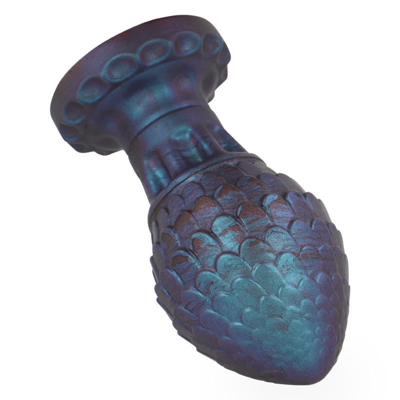 Plug œuf de dragon en silicone ecailleux bleu vert presente couche de trois quarts, col et base evasee visibles, texture coquille pour une prise sure.