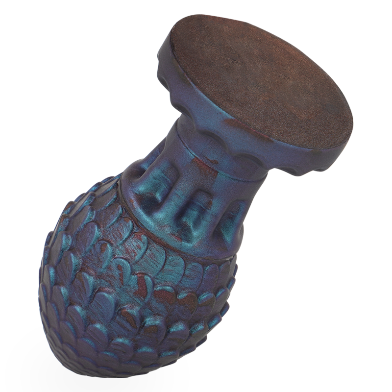Vue plongeante du plug œuf de dragon montrant sa large base et son corps ecailleux, reflets bleu vert irises, silicone souple fantasy pour insertion douce.