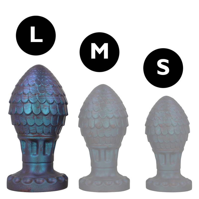 Comparatif des tailles L, M et S du plug œuf de dragon en silicone ecailleux bleu vert et gris, formes bulbeuses graduees sur cols evases stables.
