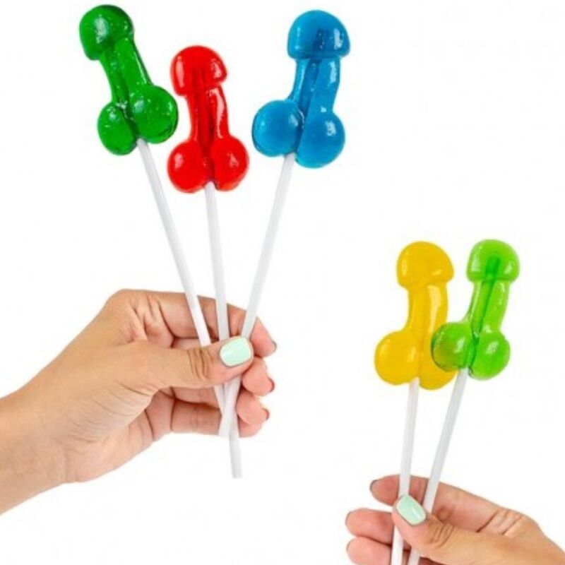 Plusieurs sucettes coquines colorees en forme de sexe masculin tenues en main, friandises Eat Me comestibles legerement alcoolisees, cadeau gag pour soiree festive.