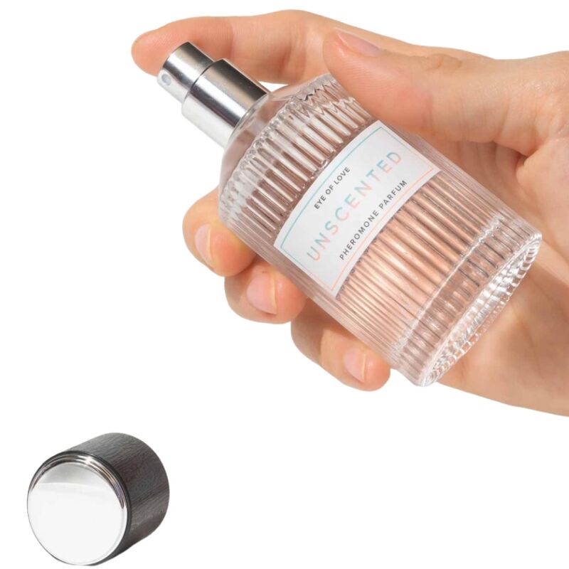 Flacon de parfum aux phéromones non parfumé Unscented tenu en main, vaporisateur strie 50 ml et son bouchon argente, formule inodore qui se mele a la peau pour seduire.