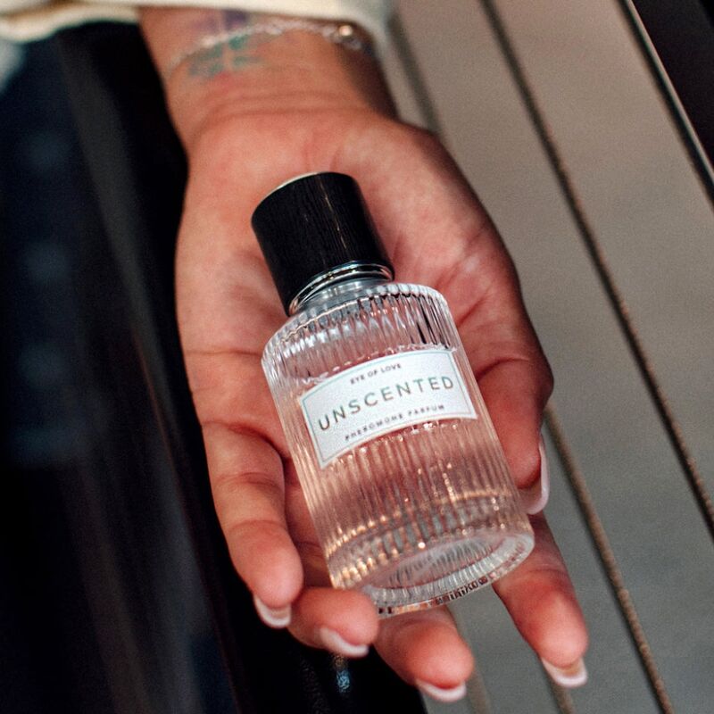 Petit flacon de parfum aux phéromones non parfumé Unscented tenu dans la paume, format voyage strie 50 ml Eye Of Love, formule inodore a porter seule ou en superposition.