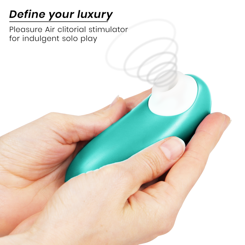 Main tenant le Womanizer Starlet 3 turquoise, embout d'air pulsé blanc vers la gauche et schéma d'ondes d'air pour stimulation clitoridienne en solo. Format ergonomique compact.