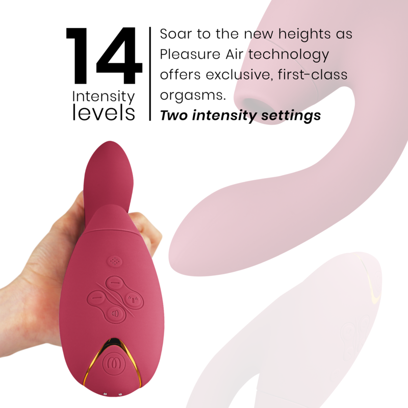 Stimulateur double Womanizer Duo 2 bordeaux tenu dans une main, à côté du visuel 14 niveaux d'intensité Pleasure Air pour clitoris et point G. Échelle de taille montrée en main.