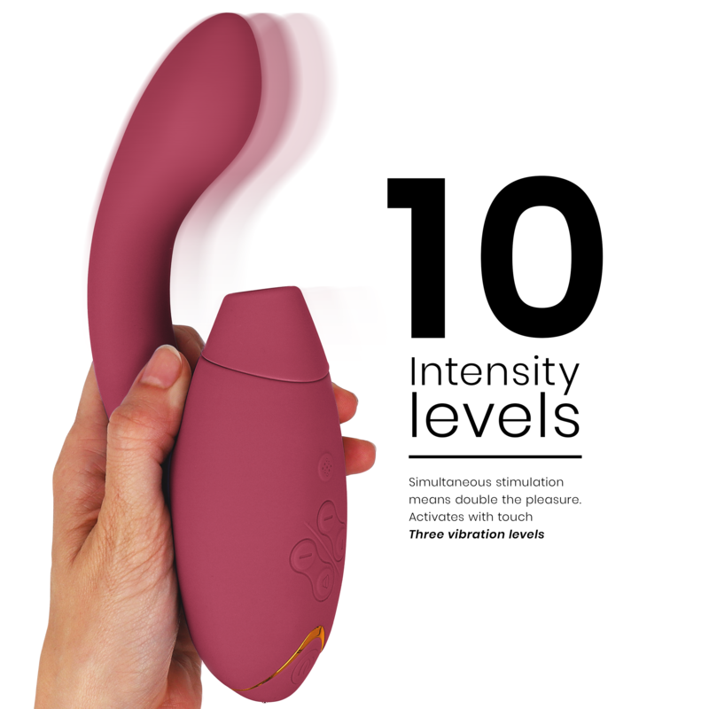 Womanizer Duo 2 bordeaux tenu dans une main, tige courbée vers le haut, à côté du visuel 10 niveaux d'intensité combinant ondes d'air et vibrations. Échelle de taille montrée en main.