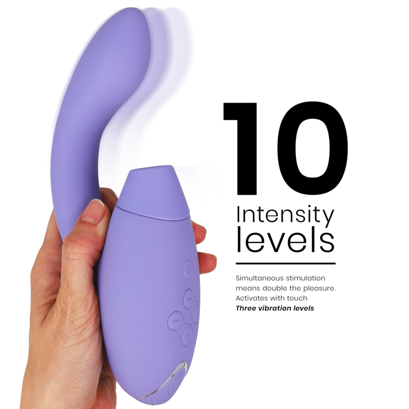 Main présentant le Womanizer Duo 2 violet lavande à côté du repère 10 Intensity levels, illustrant les dix intensités et la double stimulation clitoris et point G.