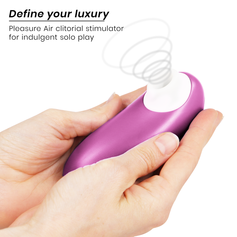 Main tenant le Womanizer Starlet 3 fuchsia, embout d'air pulsé blanc vers la gauche et schéma d'ondes d'air pour stimulation clitoridienne en solo. Format ergonomique compact.