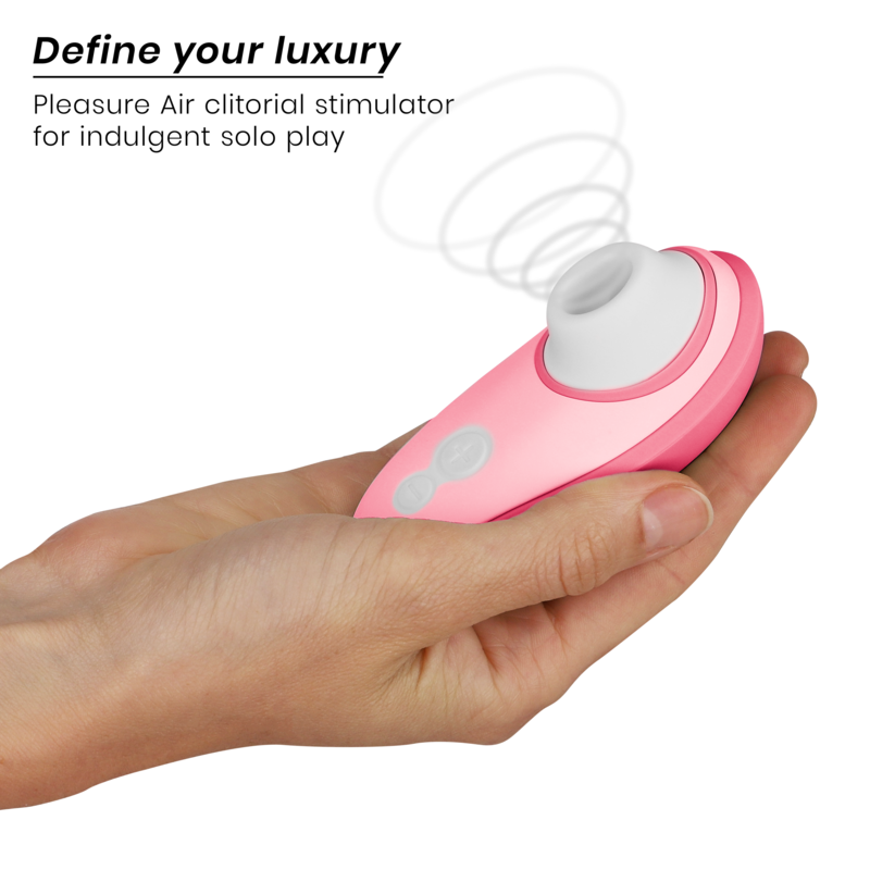 Main tenant le Womanizer Liberty 2 rose framboise, embout d'aspiration blanc vers le haut, stimulateur clitoridien de poche sans contact par ondes de pression d'air.