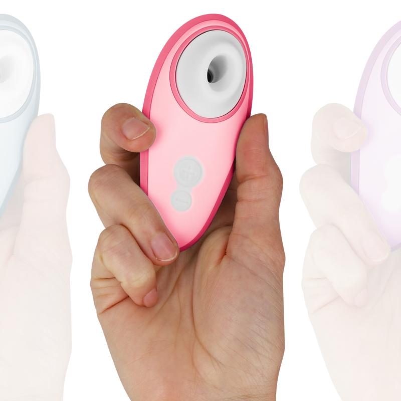 Main présentant de face le Womanizer Liberty 2 rose framboise avec son embout d'aspiration blanc, format portatif léger pour une stimulation clitoridienne discrète.