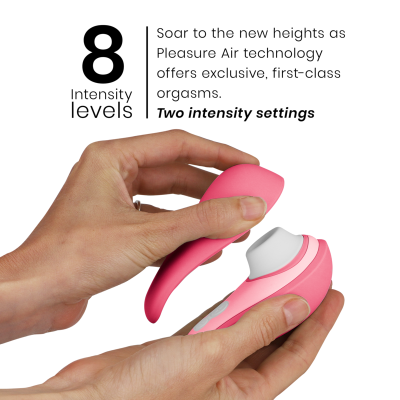 Womanizer Liberty 2 rose framboise tenu en main près du repère 8 Intensity levels, soulignant les huit intensités de l'aspiration clitoridienne sans contact direct.