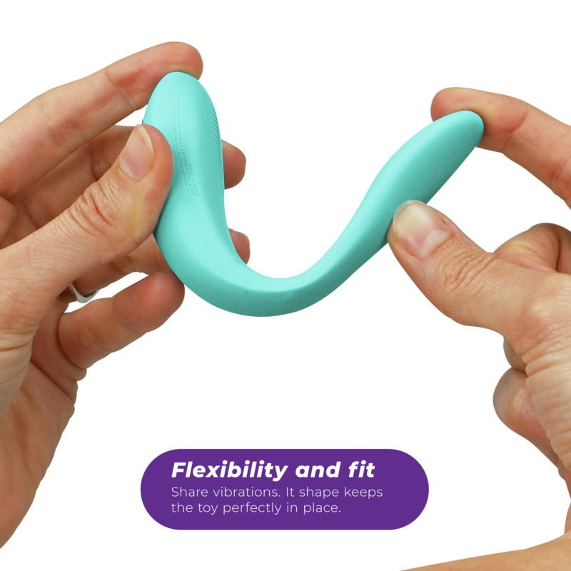 Vibromasseur couple We-Vibe en silicone vert turquoise étiré entre les deux mains pour montrer sa souplesse, sa forme en U et son maintien parfait porté pendant les rapports.