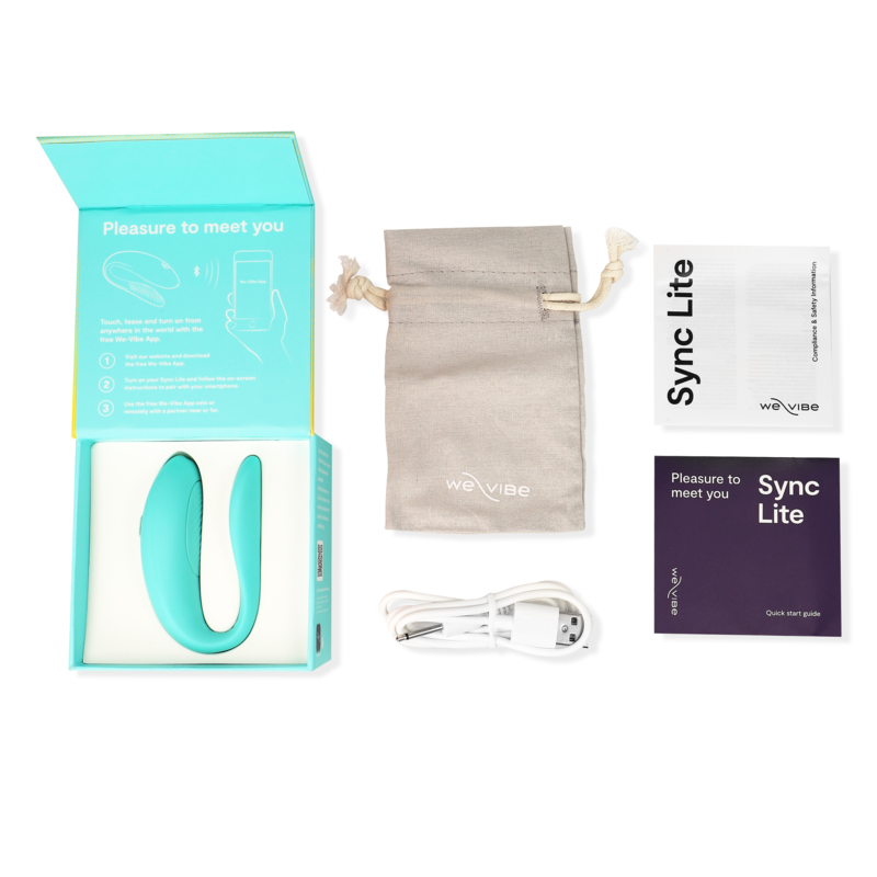 Coffret Sync Lite We-Vibe déballé : vibromasseur couple turquoise en U en silicone, pochette beige, câble de charge et notices, présentés à plat autour de l'écrin à porter.
