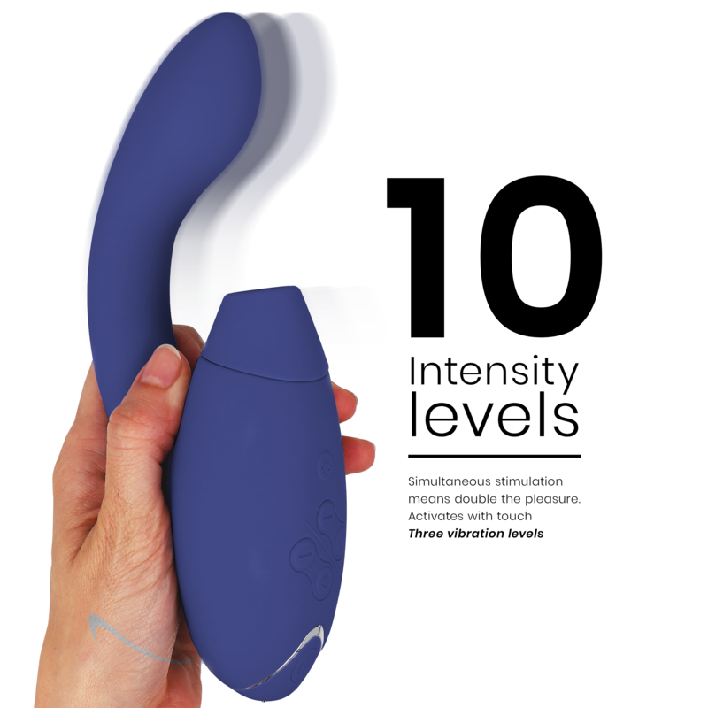 Womanizer Duo 2 bleu nuit tenu dans une main, tige courbée vers le haut, à côté du visuel 10 niveaux d'intensité combinant ondes d'air et vibrations. Échelle de taille montrée en main.