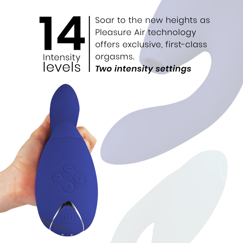 Stimulateur double Womanizer Duo 2 bleu nuit tenu dans une main, à côté du visuel 14 niveaux d'intensité Pleasure Air pour clitoris et point G. Échelle de taille montrée en main.