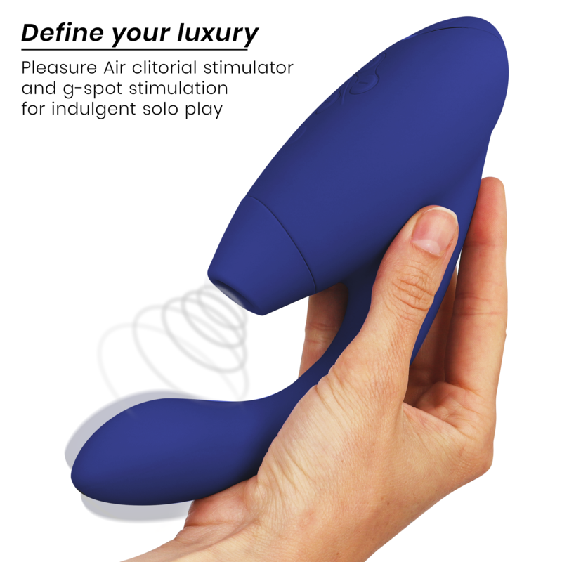 Main tenant le Womanizer Duo 2 bleu nuit, tête à ondes d'air et tige courbée vibrante en silicone, schéma d'ondes d'air pour double stimulation. Format ergonomique compact.