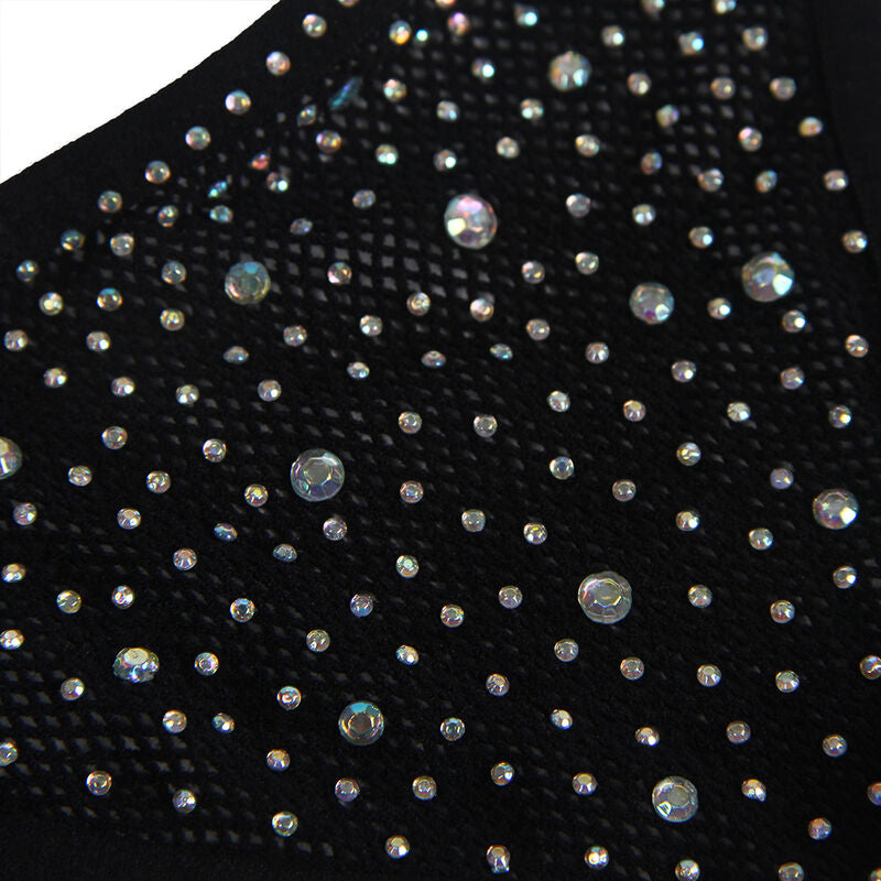 Macro de la maille resille noire a motif losange parsemee de strass, texture du bodystocking Subblime en nylon et elasthanne, detail brillant en gros plan.