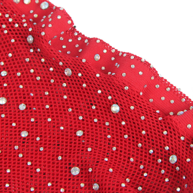 Macro de la resille rouge a motif losange piquetee de strass, texture du bodystocking Subblime, maille nylon et elasthanne brillante en tres gros plan.