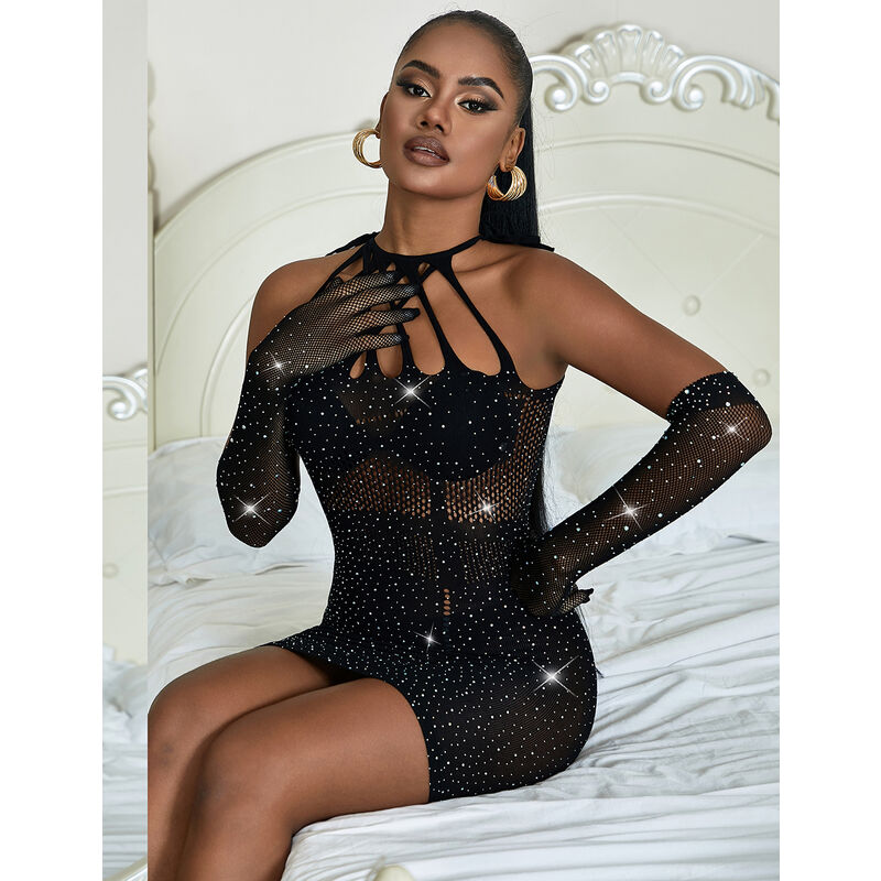 Robe resille noire diamantee Subblime portee assise : transparence brillante revelant le corps, gants longs pailletes assortis, allure provocante en chambre claire.