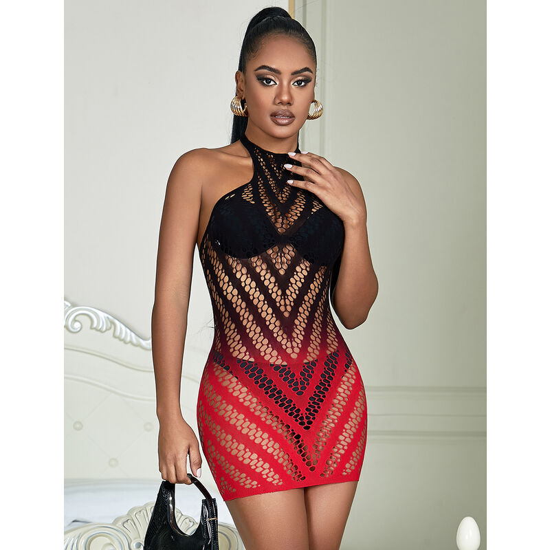 Mannequin en mini-robe resille degrade noir-rouge Subblime col licou avec sac, motif chevrons ajoure revelant la peau nue du buste.