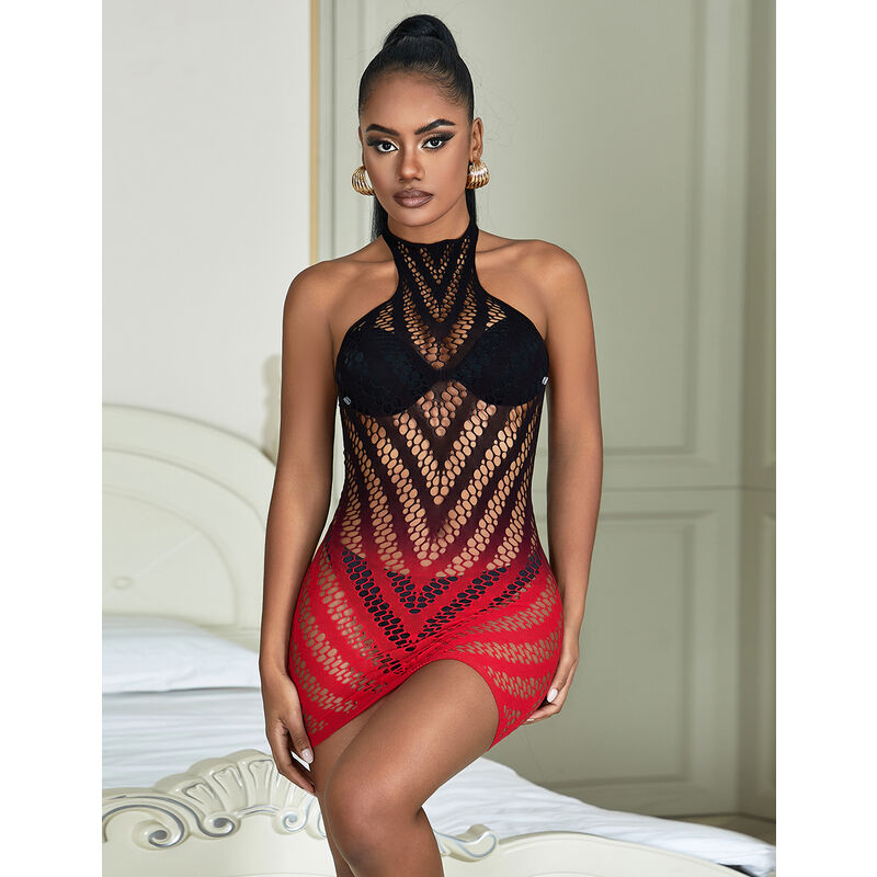 Mini-robe resille degrade noir-rouge Subblime col licou sur un lit, maille a chevrons ajouree soulignant la silhouette et les jambes nues.