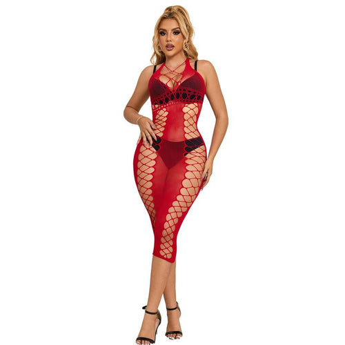 Variante rouge de la nuisette resille Subblime, col licou et grandes mailles, transparence moulant la silhouette et devoilant la peau nue, modele de face en studio clair.