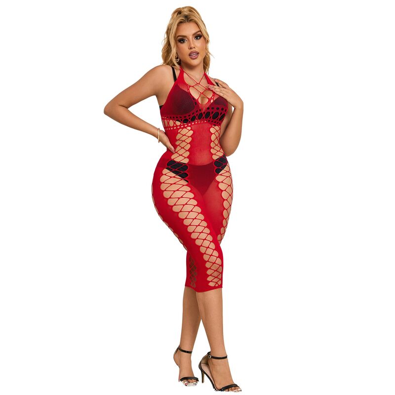 Modele en nuisette resille rouge Subblime, col licou et larges mailles, transparence laissant voir le corps nu, pose de face mains aux hanches en studio lumineux epure.