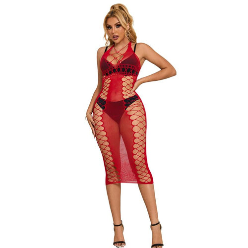 Robe resille rouge Subblime a mailles graphiques portee de profil, col licou, maille fluide transparente epousant les courbes et revelant les jambes nues, fond clair.