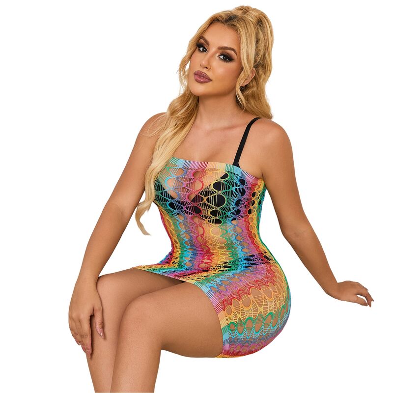 Mannequin assise en mini-robe resille arc-en-ciel Subblime, maille multicolore transparente soulignant le buste et les cuisses nues devoilees.