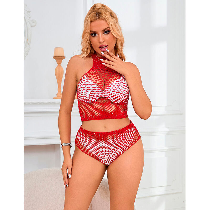 Ensemble resille rouge porte en plan large devant cheminee, haut et culotte assortis en maille transparente moulant la silhouette, glamour Subblime.