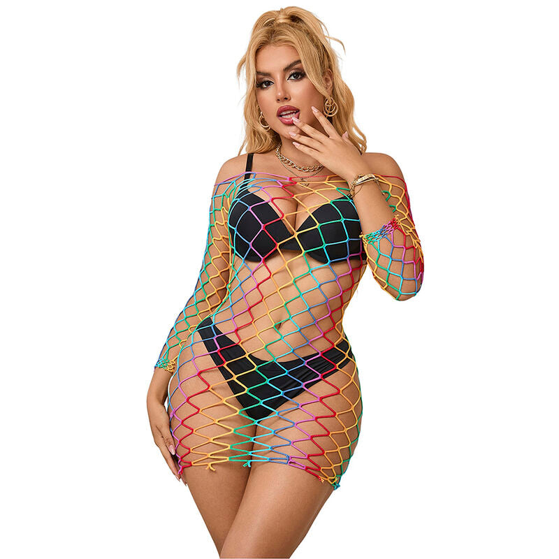 Robe resille arc-en-ciel portee en plan rapproche, mailles ajourees colorees laissant transparaitre la poitrine et la silhouette, lingerie Subblime.