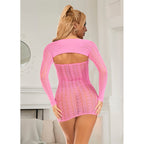 Robe resille rose Subblime vue de dos, dos partiellement nu et bolero court assorti, maille extensible epousant les courbes de la silhouette, decor de salon lumineux.