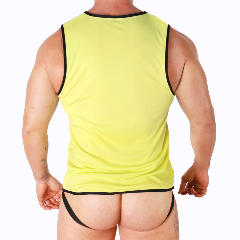 T-shirt homme jaune coupe ajustee vu de dos avec jockstrap, maille stretch legere extensible epousant le dos et soulignant la silhouette sportive.