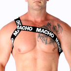 Harnais homme Macho à sangles rouges vu de profil sur torse et épaule nus musclés tatoués, bande logo, mettant en avant le maintien structurant et le style fétichiste coloré.