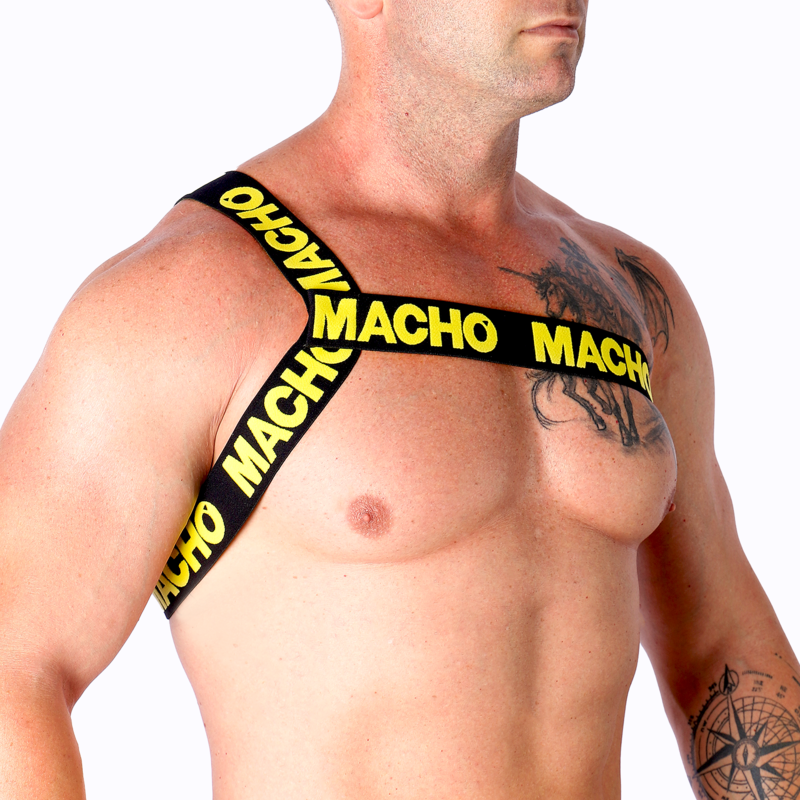 Harnais homme Macho à sangles jaunes vu de trois quarts sur torse nu musclé, bande logo sur l'épaule, mettant en avant un style fétichiste structurant et le maintien près du corps.