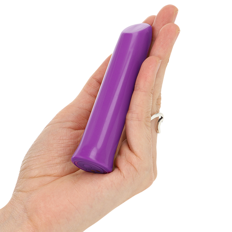 Mini vibromasseur Todrick violet posé au creux de la main, illustrant son format de poche compact. Bullet clitoridien discret 10 modes en ABS et silicone soyeux body-safe.