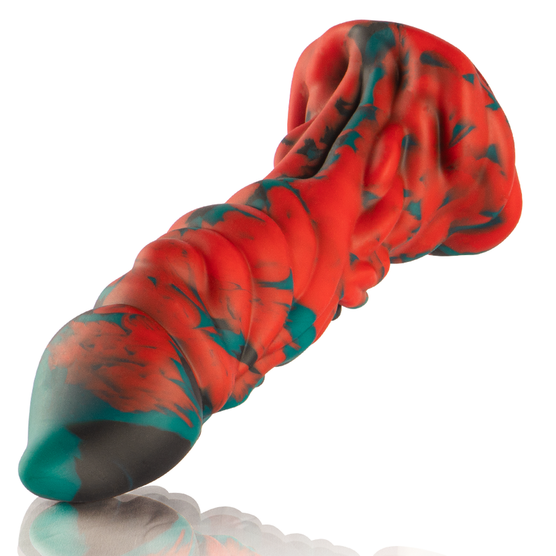 Gode Phobos en silicone rouge et turquoise couche de profil, relief texture continu et gland sombre. Grand format de 23 cm inserables, matiere souple inspiree de la mythologie grecque.