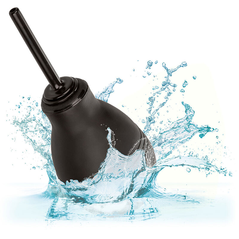 Douche anale noire CalExotics One-Way en action au milieu d'eclaboussures d'eau, illustrant le squeeze et le design a flux unique de la poire de lavement.
