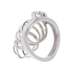 Cage de chastete en acier inoxydable composee d anneaux superposes, vue de face mettant en avant sa structure ajouree et verrouillable.