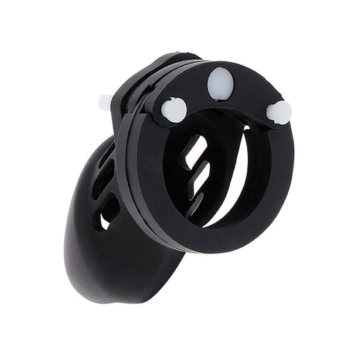 Cage de chastete en silicone noir vue de trois quarts, structure ajouree a fixations blanches et anneau ajustable pour un port confortable.